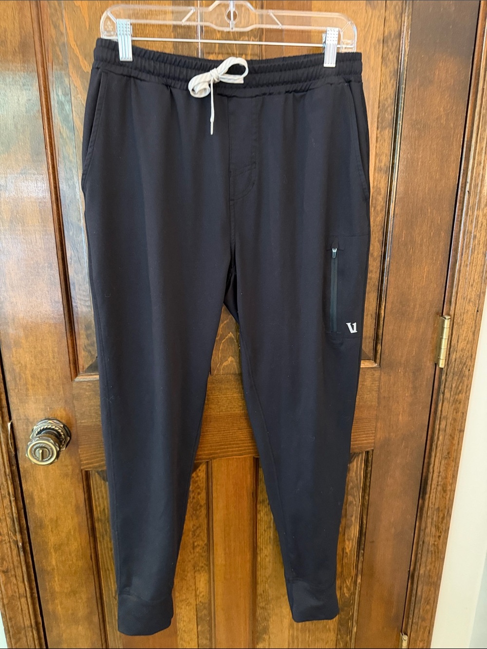 EUC Men’s Vuori Black Meta Jogger Sweatpants Zipper Pocket- Size Medium